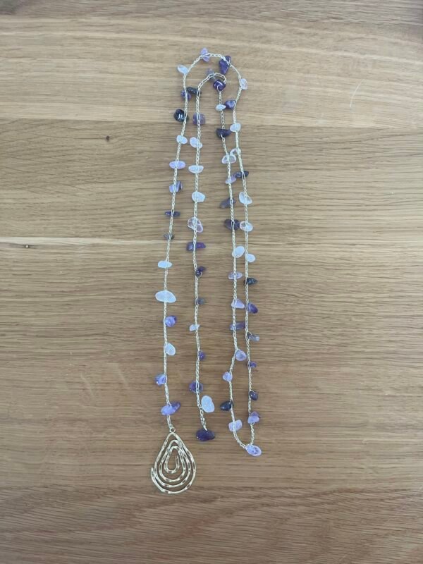Collar Volta en tonos lilas con pieza dorada