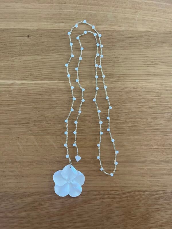 img_8584 Collar Volta en blanco con flor efecto perlado