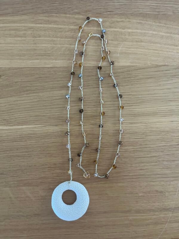 Collar Volta en tonos marrones con piedra circular