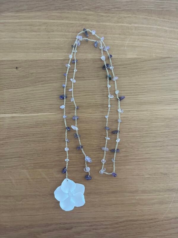 Collar Volta en tonos lilas con flor efecto perlado