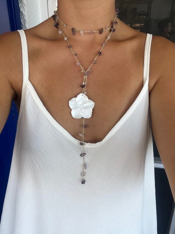Collar Volta en tonos lilas con flor efecto perlado