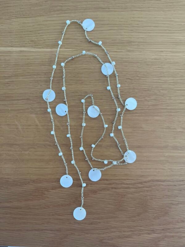Collar Volta con piezas de concha blancas