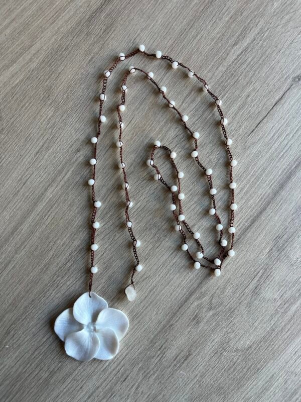Collar Volta en chocolate y blanco con flor efecto perlado