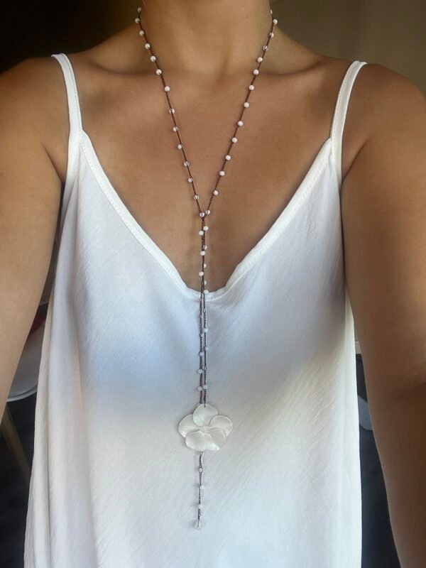 Collar Volta en chocolate y blanco con flor efecto perlado