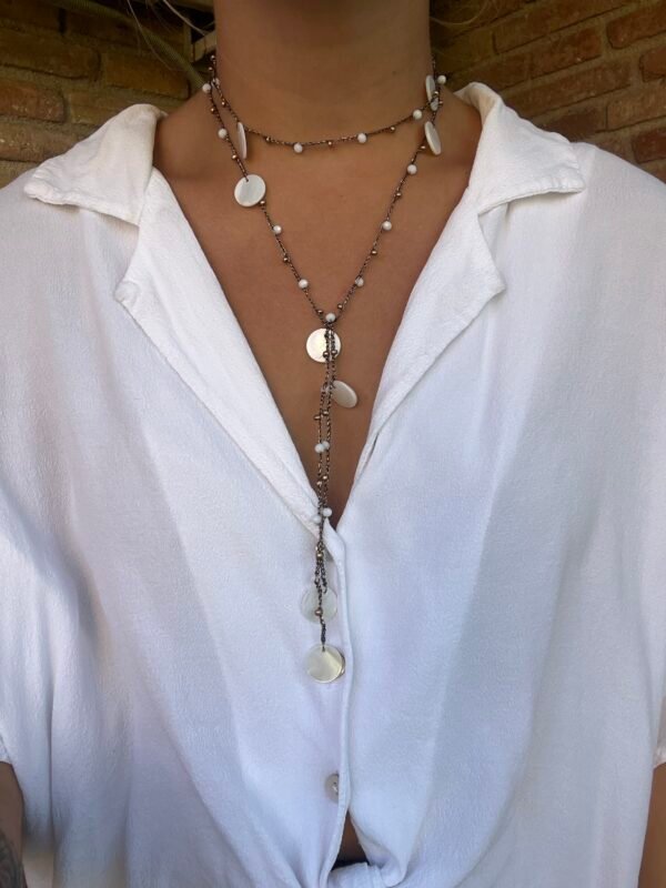 Collar Volta en marrón con concha blanca