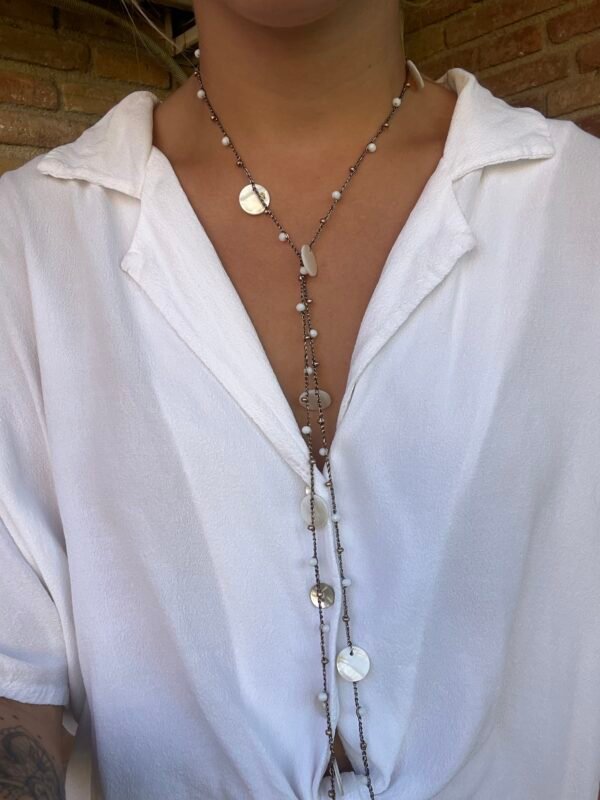 Collar Volta en marrón con concha blanca