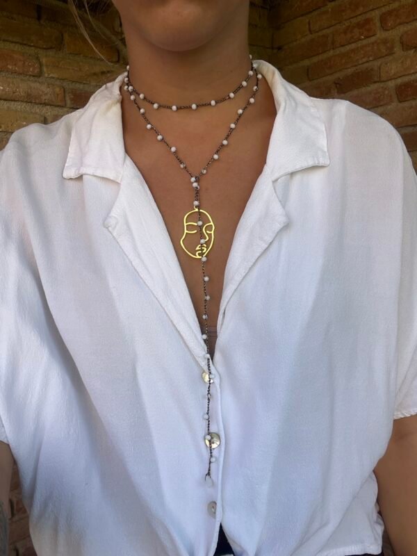 Collar Volta en marrón con colgante dorado