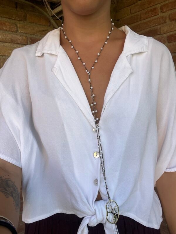Collar Volta en marrón con colgante dorado