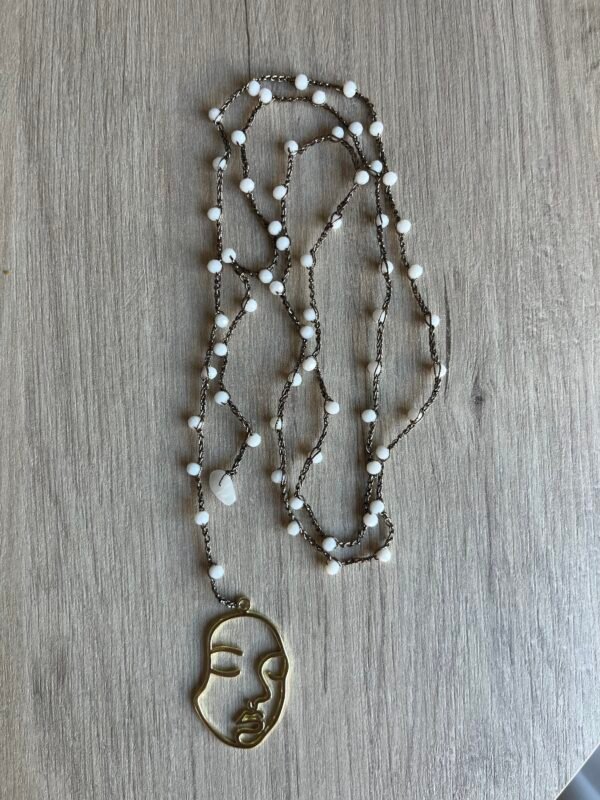 Collar Volta en marrón con colgante dorado