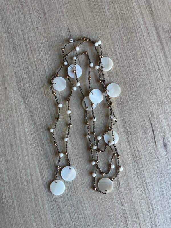 Collar Volta en marrón con concha blanca